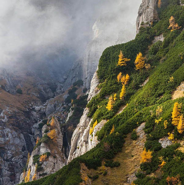 mountain-valley-in-the-bucegi-mountains-romania-PJLL6C4-compressed-cropped-11